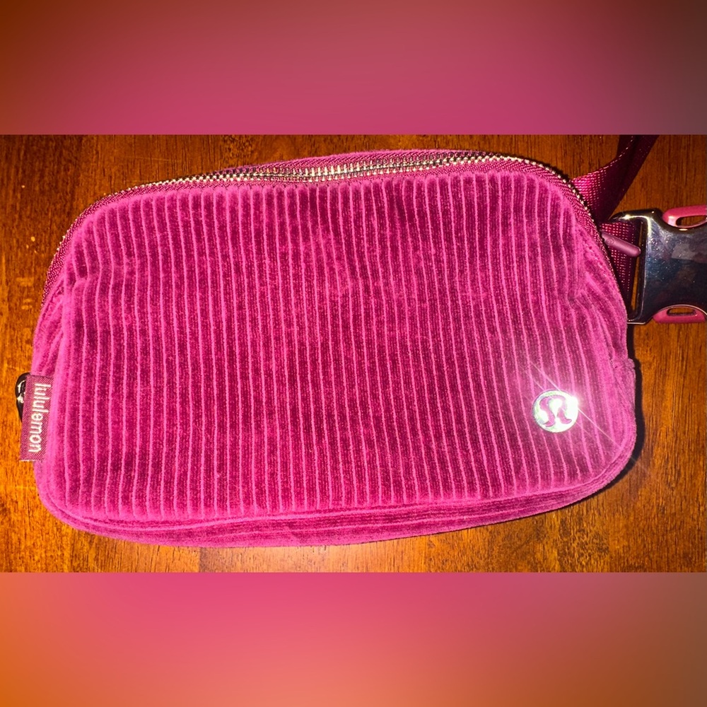 Lululemon everywhere belt bag size L1.